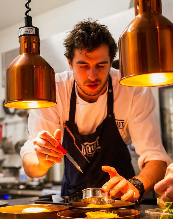 Chefe a empratar na cozinha de um restaurante